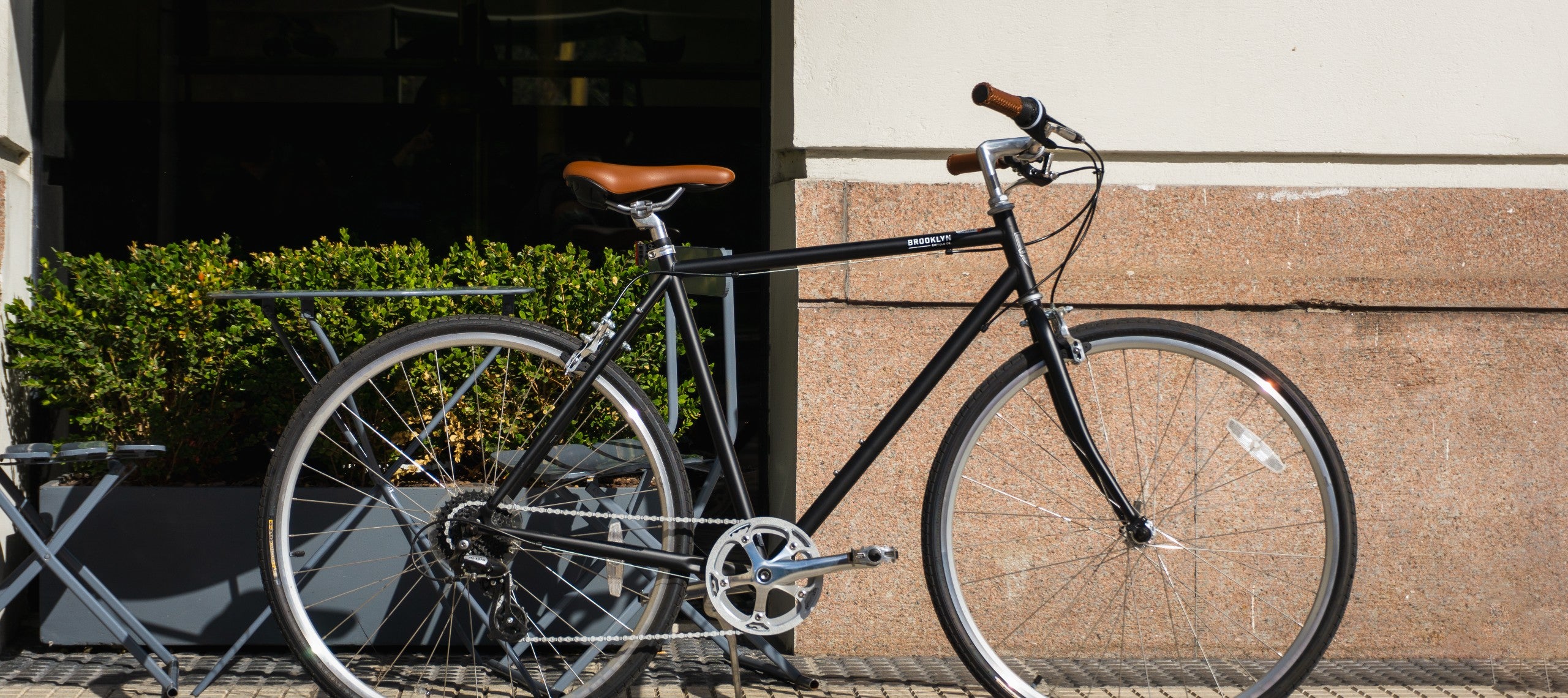 Black diamond frame bicycle with brown saddle and grips